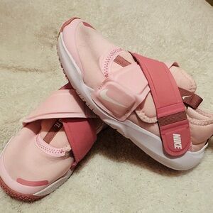 Nike girl sneakers, size US 1Y, EUR 32